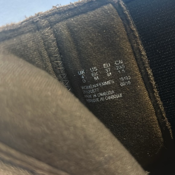 Clark’s Pull-on Suede Chelsea Boot, Size 6.5 - Picture 11 of 13